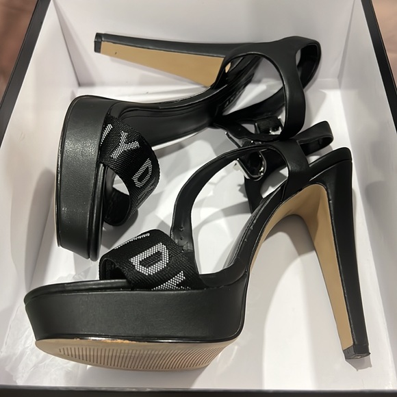 DKNY OLINA HEELS - SZ 8 - Picture 3 of 6